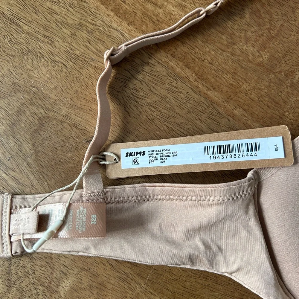 SKIMS Wireless Form Push Up Plunge Bra Clay - Picture 10 of 11